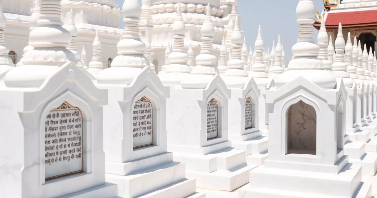 ကုသိုလ်တော်ဘုရား၏ ကျောက်စာချပ်များ ထားရှိသည့် အဖြူရောင် ကျောက်စာဂူ တန်းလျားများ
