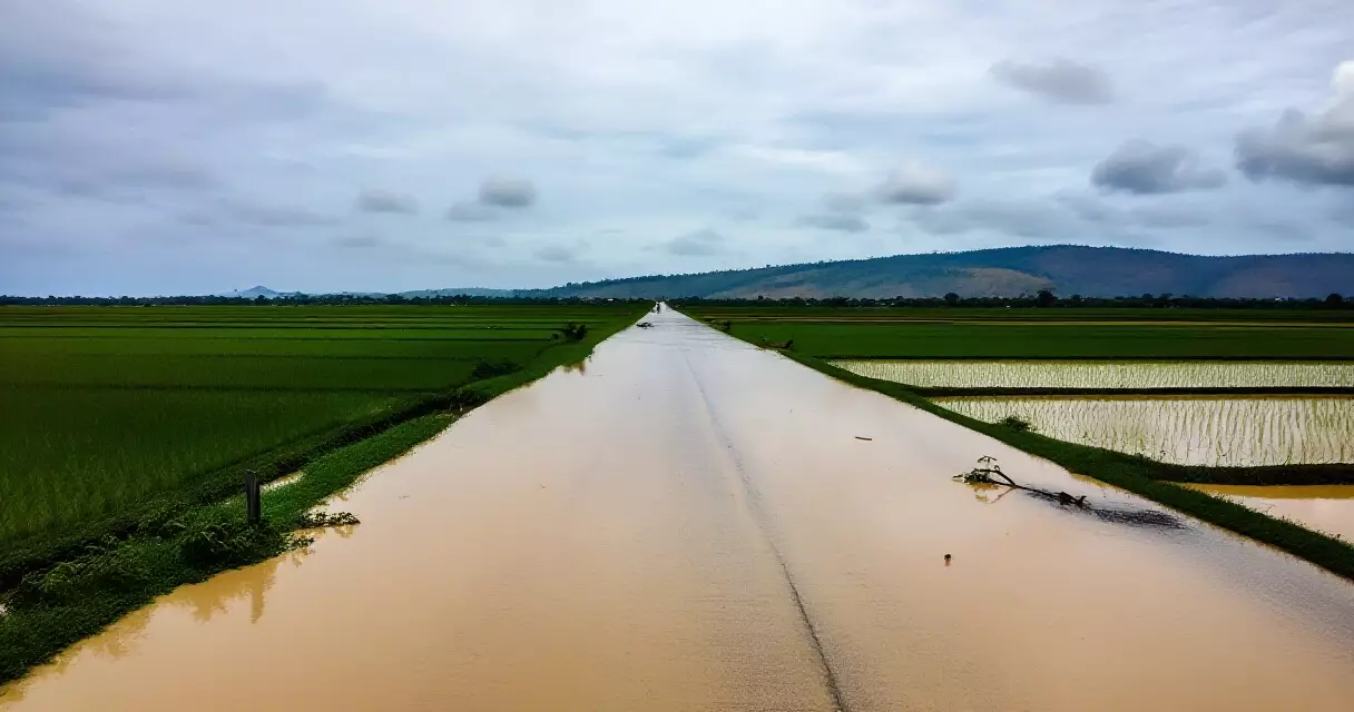 မဒယာမြို့နယ် မန္တလေး-မုံရွာလမ်းပေါ် ရေနစ်မြုပ်နေသည့် မြင်ကွင်း