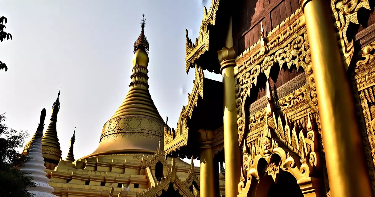 မန္တလေး ရွှေနန်းတော်ကျောင်း၏ သစ်သားထွင်းထုပန်းပွင့်များ နံနက်ခင်းအလင်းတွင်