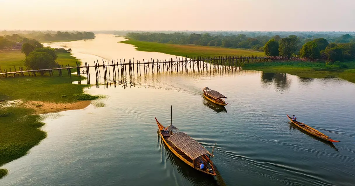 မန္တလေးဒေသ ရိုးရာသစ်သားတံတားနှင့် မြစ်ကမ်းမြင်ကွင်း