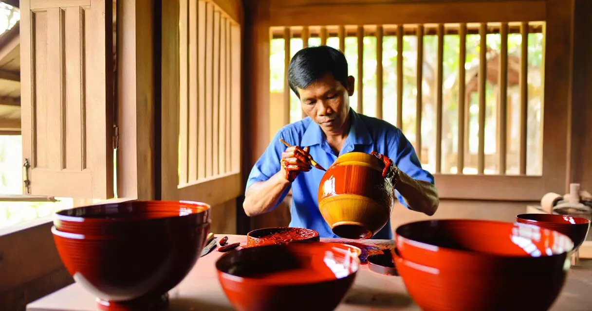 မန္တလေး ရိုးရာ ယွန်းထည်လုပ်ငန်း — ဆရာကြီး ဝါးခွက်ပေါ် ယွန်းစေး ဖုံးနေသောပုံ