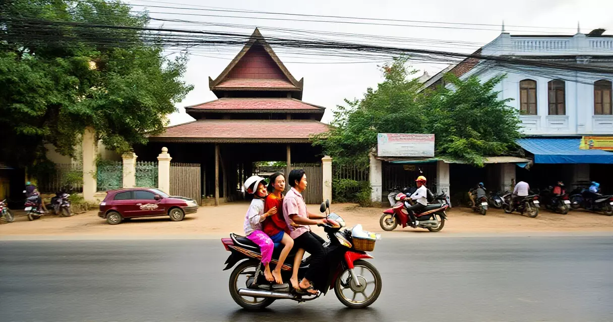 မန္တလေးမြို့ လမ်းများပေါ်တွင် မော်တော်ဆိုင်ကယ်ဖြင့် သွားလာနေသော မြန်မာမိသားစု