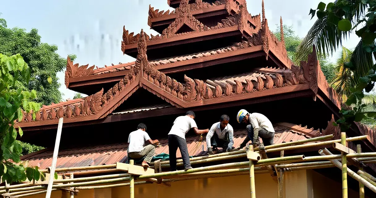 ရိုးရာ သစ်သားကျောင်းတစ်ဆောင်ကို ပြုပြင်ထိန်းသိမ်းနေသော လုပ်သားများ