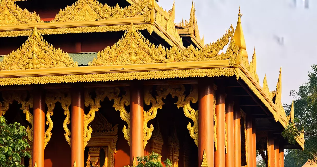 မန္တလေး ရွှေနန်းတော်ကျောင်း၏ သစ်သားထွင်းထု ပန်းပုံ အဆင်တန်ဆာ
